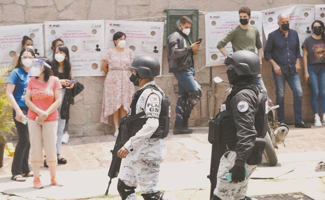 Elementos de la Guardia resguardaron la casilla del colegio Xinaxtli, luego de que fue arrojada una granada de humo. Foto: Valente Rosas/El Universal.
