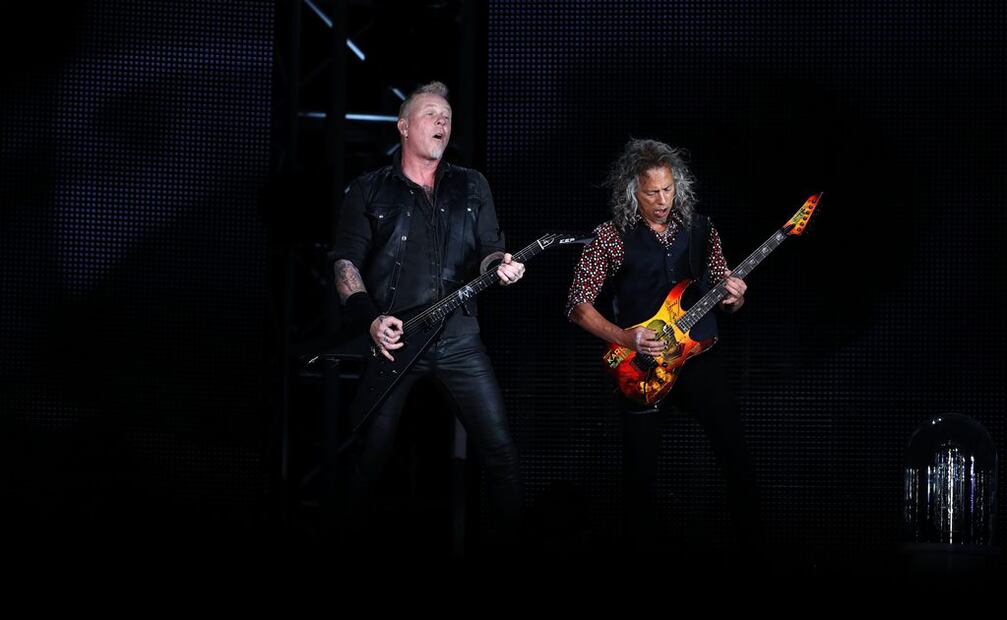 La destreza y energía de la banda no se queda corta a pesar de los años, y con aires frescos Hetfield, Lars Ulrich, Kirk Hammett y Robert Trujillo cautivaron a los presentes ya sea con sus riffs, la voz o con la sonoridad de los tambores. "For Whom Bell Tolls" y "The Memory Remanis" fueron otros de los temas que sonaron, y antes de terminar la última pieza, Hetfield, como si se tratara de un director de orquesta, pidió que el público siguiera coreando su corazón.