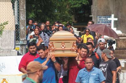 Entre aplausos, Coatzacoalcos sepulta a víctimas