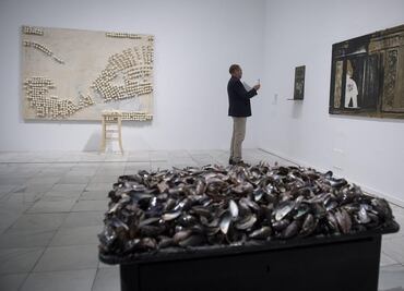 Marcel Broodthaers pone poesía al mundo de los objetos en el Reina Sofía