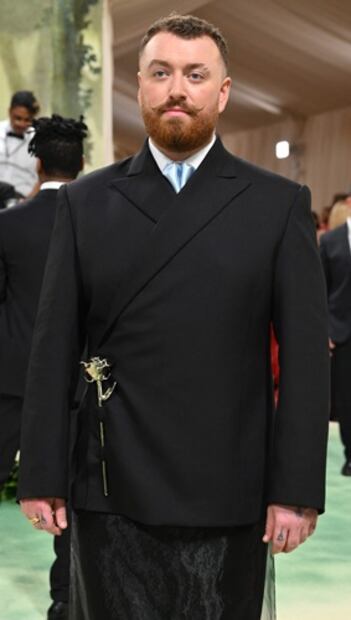En británico Sam Smith sorprendió con este traje romántico. Foto:  AFP