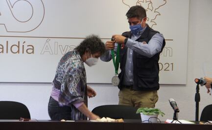 Alcaldía Álvaro Obregón entrega medalla de excelencia a Myriam Urzúa 