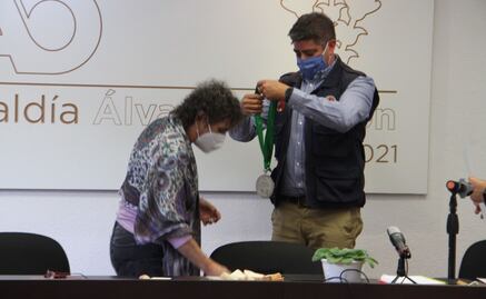 Alcaldía Álvaro Obregón entrega medalla de excelencia a Myriam Urzúa