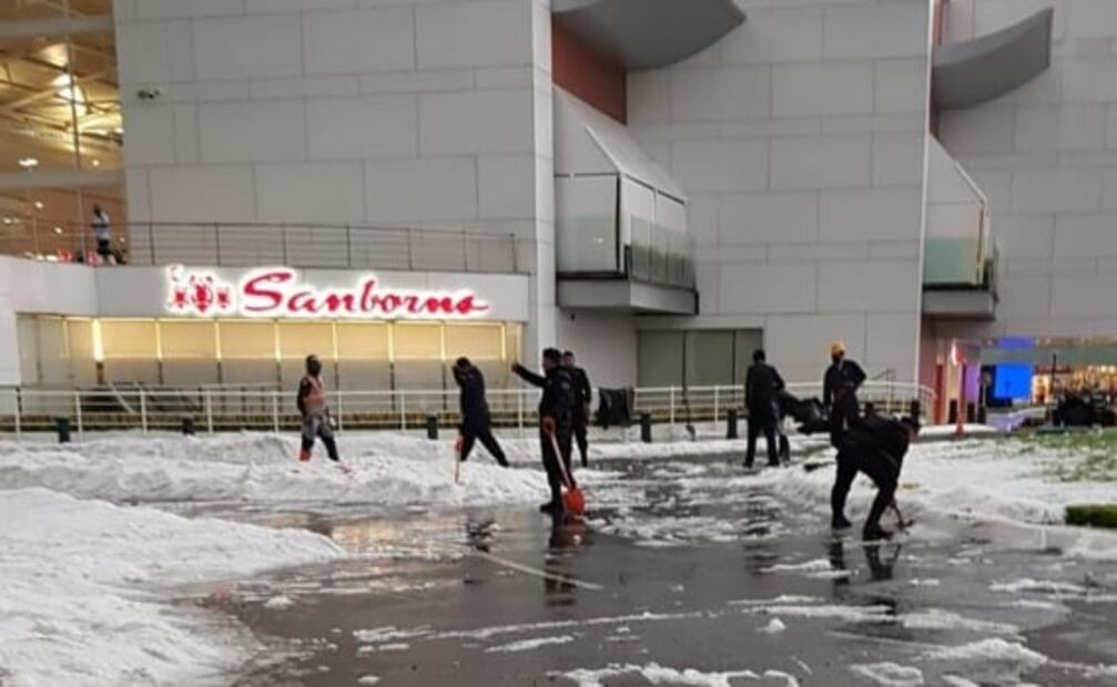 Intensa granizada pinta de blanco Galerías Atizapán