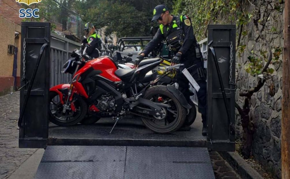 Remiten 19 motos al corralón y multan a 10 en operativo de recuperacion de ciclovías en la alcaldía Alvaro Obregón.
Foto: Especial.