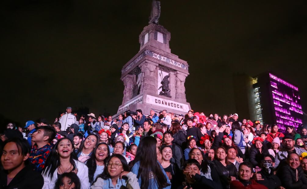 Así lucen la decenas de espectadores esta noche en Paseo de la Reforma. (27/10/224) Foto: Luis Camacho/El Universal