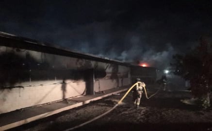 Jornaleros queman comedor, dormitorios y dos camiones en campo agrícola en Sonora