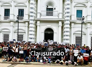 “Clausuran” palacio de gobierno en protesta por la distribución de textos