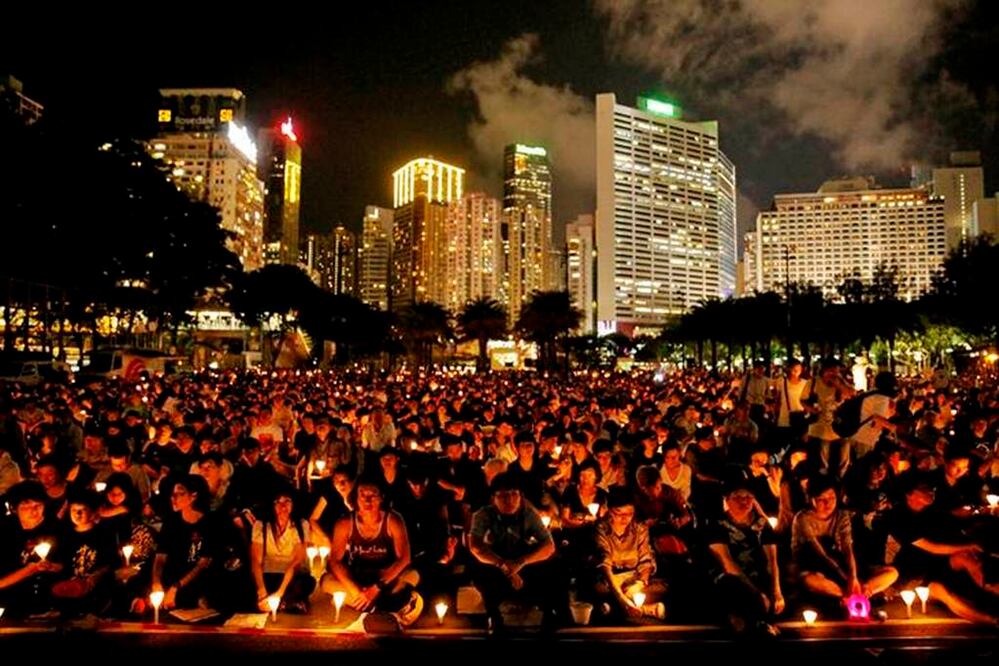 Miles de personas recordaron en Hong Kong a las víctimas de la plaza Tiananmen de Pekín, en una jornada en la que las históricas protestas democráticas del año pasado volvieron a quedar latentes en el ambiente popular de la ciudad. Foto AP