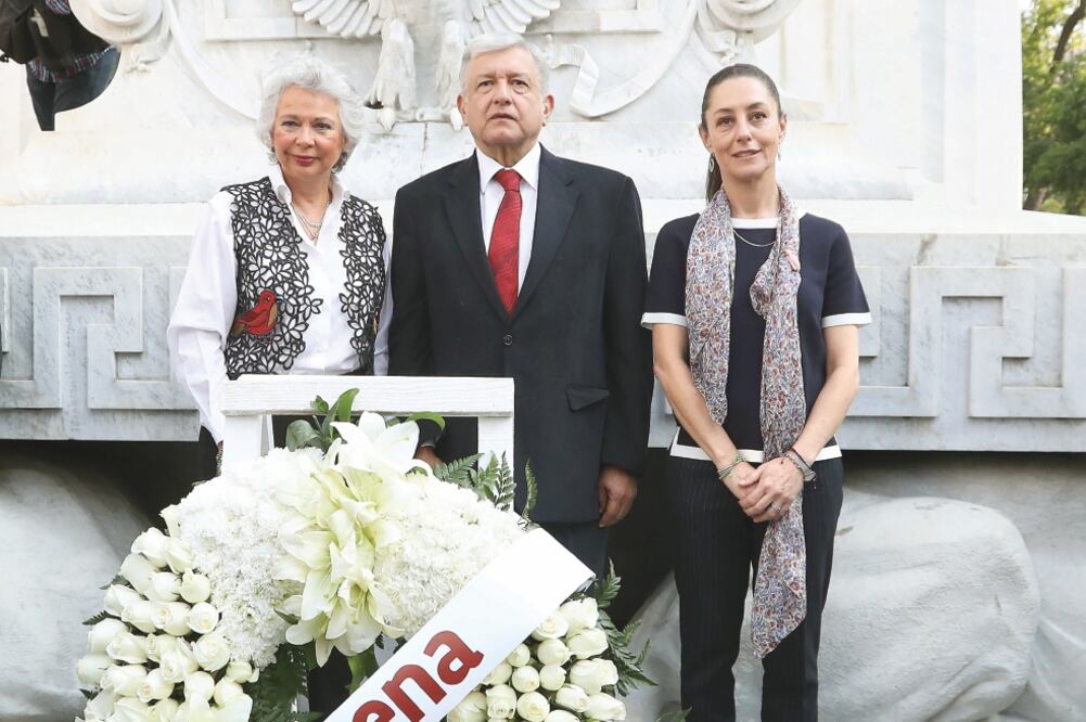 Olga Sánchez Cordero, Andrés Manuel López Obrador (al centro), aspirante presidencial de Morena, y Claudia Sheinbaum, quien pretende ser jefa de Gobierno, acudieron al Hemiciclo a Juárez para dejar una corona de flores. (ARIEL OJEDA. EL UNIVERSAL)