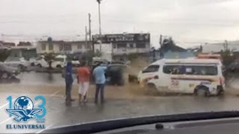 Captan en video cómo corriente de agua arrastra a hombre en Hidalgo