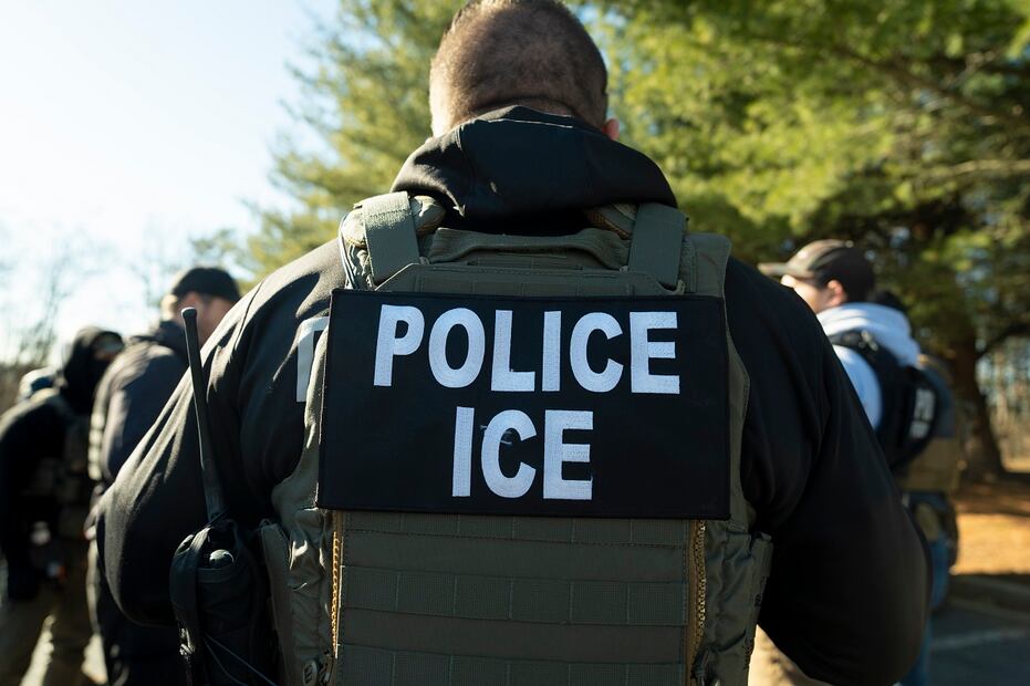 Un agente de ICE durante una sesión informativa, el 27 de enero pasado en Silver Spring, Maryland. Foto: AP