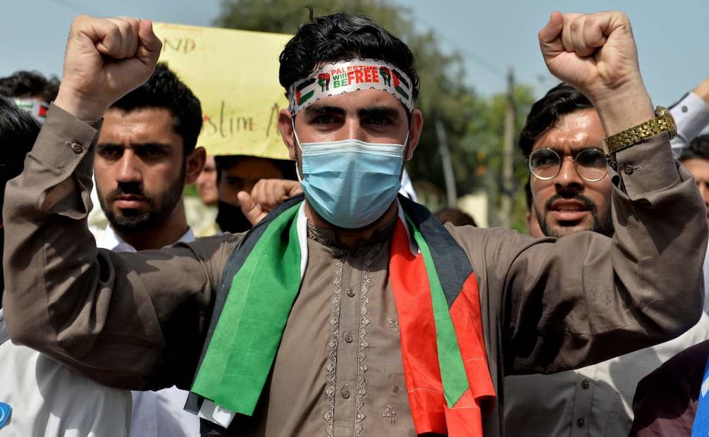Miembros de Islami Jamiat-e-Talaba, la rama estudiantil del partido político islámico Jamaat-e-Islami, protestan en apoyo al pueblo palestino y contra la interceptación por parte de Israel de los buques de la Flotilla Global Sumud (GSF) en Peshawar, Pakistán, el 8 de octubre de 2025. Más de 67.000 palestinos han muerto en la Franja de Gaza desde octubre de 2023, según el Ministerio de Salud palestino, y unos 1.200 israelíes han muerto desde el inicio de una campaña militar israelí en respuesta a un ataque transfronterizo de Hamás el 7 de octubre de 2023. Foto: EFE