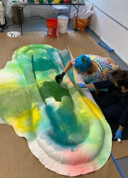 Una toalla sanitaria gigante, el lienzo de una obra de arte