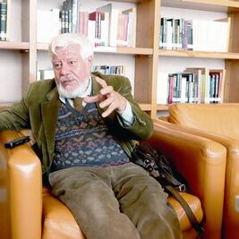 Otorgan a Castañón el Alfonso Reyes