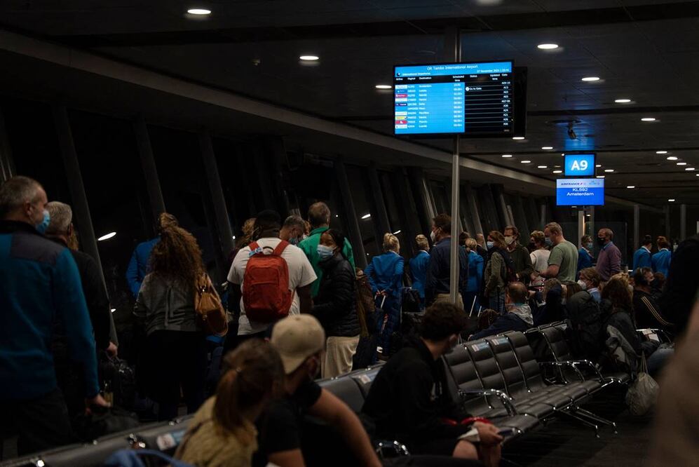 Pasajeros hacen fila para abordar un vuelo a Ámsterdam en la terminal de salidas internacionales del Aeropuerto Internacional OR Tambo en Johannesburgo. Foto: AFP