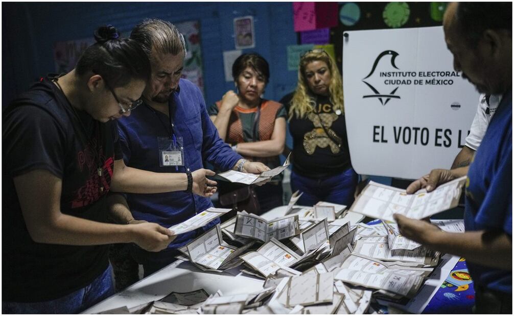 Con el voto a favor de dos magistrados y uno en contra, el TEV ordenó el recuento total de votos de la elección municipal de Poza Rica.  Foto: AP
