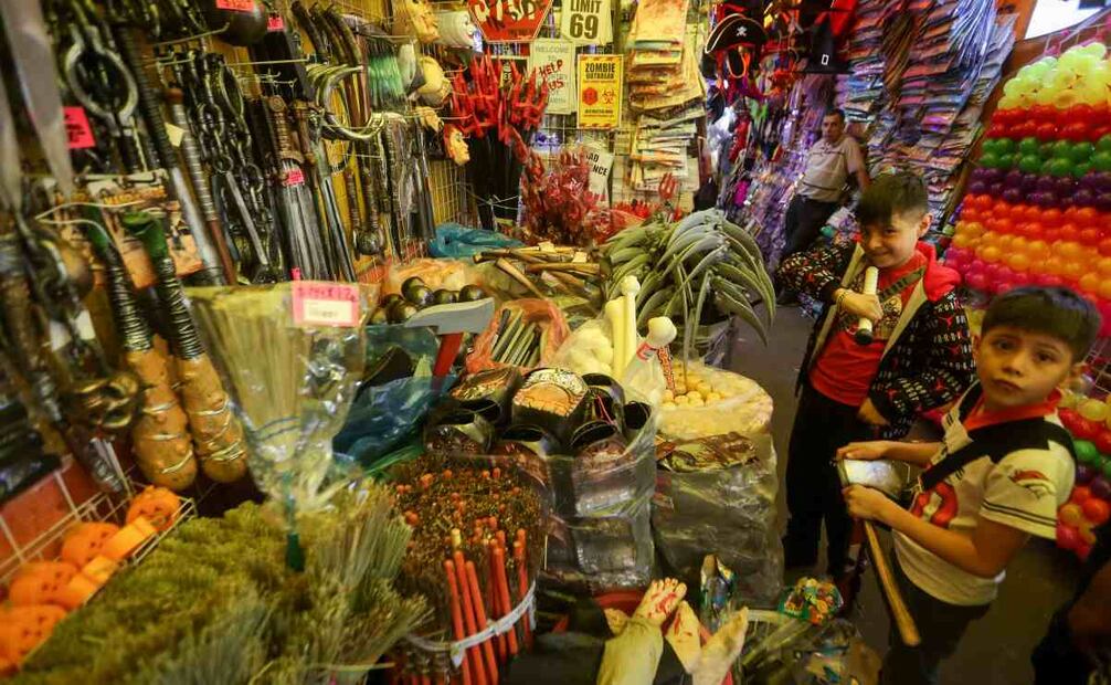 Artículos complementarios para la época de Halloween y Día de Muertos se encuentran a la venta en el Mercado de Sonora este 12 de octubre de 2024. Foto: Luis Camacho/EL UNIVERSAL