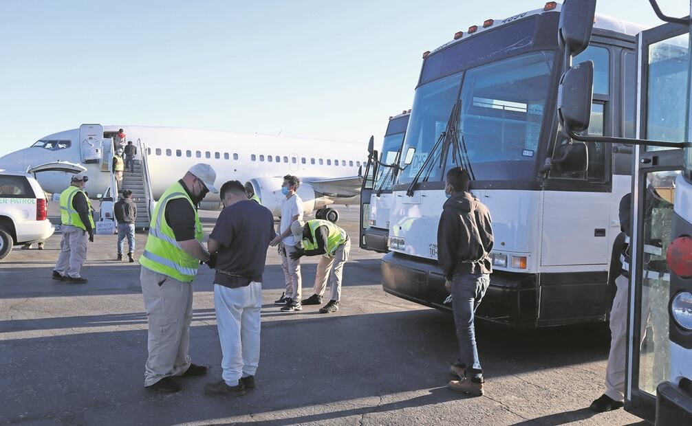 Antes de abordar el avión para su expulsión, son revisados por agentes federales para evitar que lleven algún artículo prohibido, Foto: María de Jesús Peters / EL UNIVERSAL