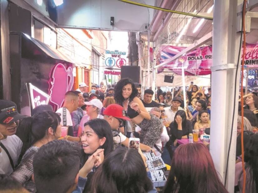"De algo nos tenemos que morir", exclama asistente a una mega chelería en Tepito