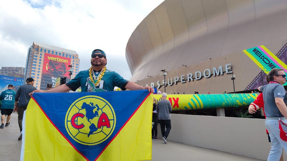 Un aficionado posa con la bandera de las Águilas del América en el Caesar Superdome, momentos antes del Super Bowl LIX - Foto: Javier Maldonado/EL UNIVERSAL
