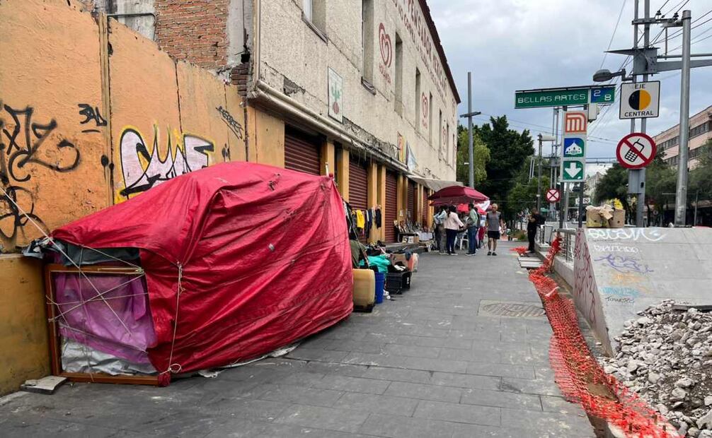Ambulantes se expanden sobre Eje Central Lázaro Cárdenas, en las afueras del Teatro Hidalgo. Foto: Rafael García/ EL UNIVERSAL