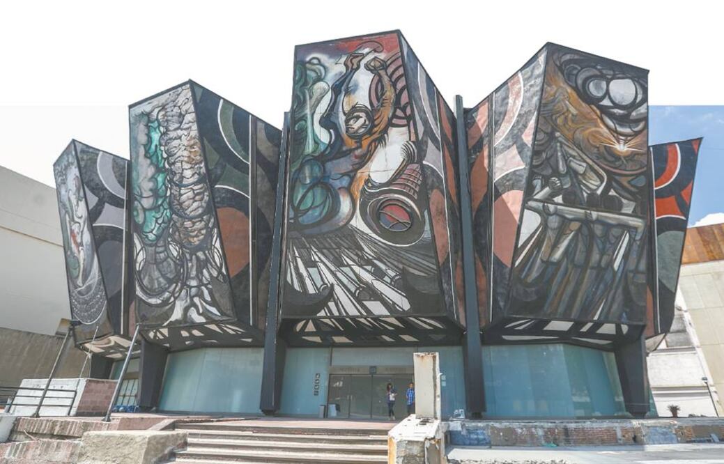 Una barda rodea el conjunto donde hoy no hay actividad cultural, pero tampoco inician los trabajos. Hace dos años, en octubre de 2017, se cerraron sus puertas con la promesa de iniciar la rehabilitación. Fotos/GERMÁN ESPINOSA. EL UNIVERSAL