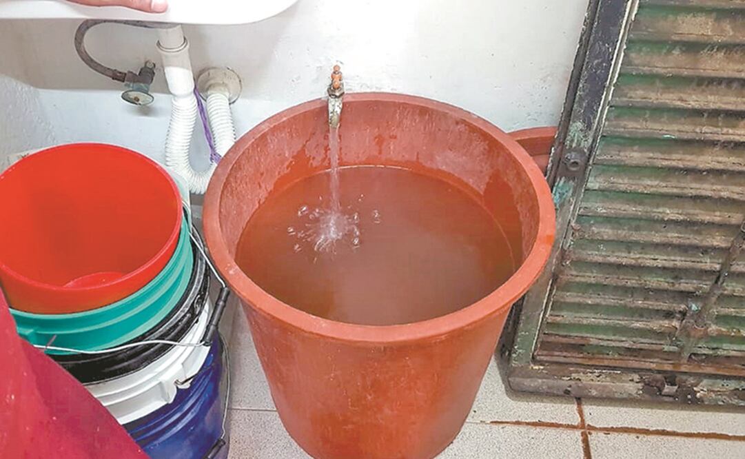Algunos días vecinos de Naucalpan reciben agua amarilla que no sirve para consumo, más que para utilizarla en el baño. Foto: ARCHIVO EL UNIVERSAL