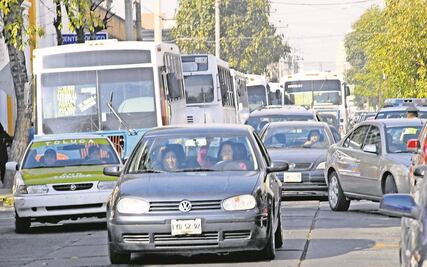 Este miércoles 8 de enero no circulan autos con engomado rojo