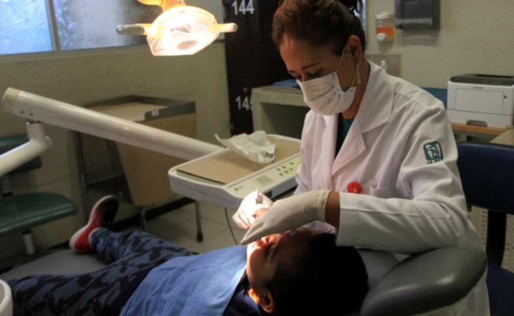 Gravedad del Covid-19 se relaciona con problemas de salud en las encías: estudio