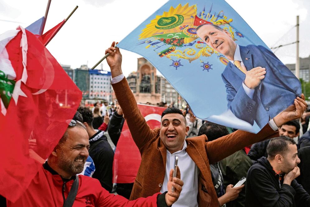 Simpatizantes de Erdogan festejaron frente al palacio presidencial en Ankara, así como en otras ciudades, sobre todo en la región de Anatolia, en el centro del país., Foto: Yasin Akgul / AFP