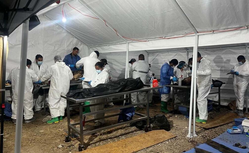 Agentes del Ministerio Público obtuvieron información fidedigna para individualizar los cuerpos de 13 personas más. Foto: Especial.
