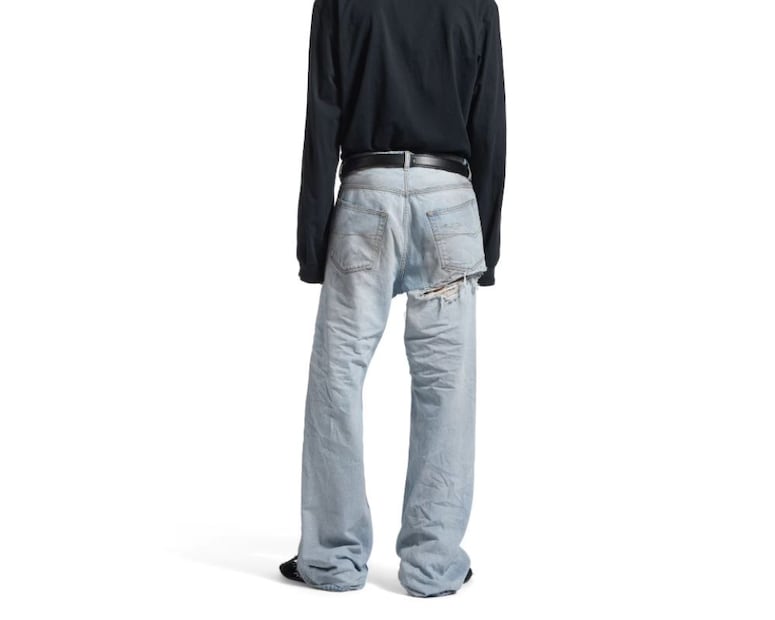 Este pantalón hecho en Italia con denim envejecido y manchas simuladas de uso se encuentra disponible en tallas 28 a la 35. Foto: Balenciaga oficial