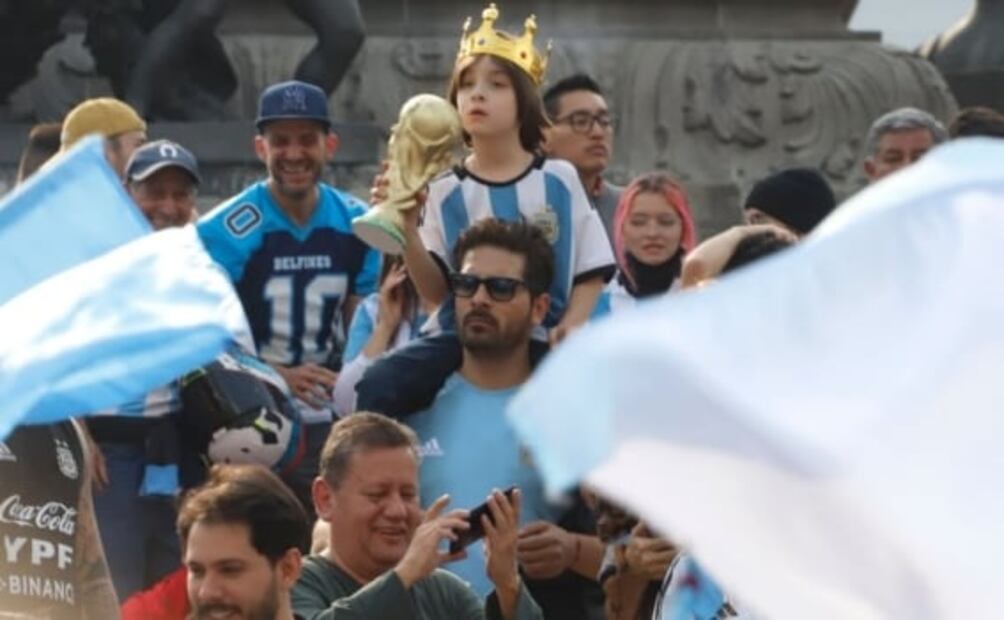 Argentinos festejan en el Ángel con todo y quinceañera