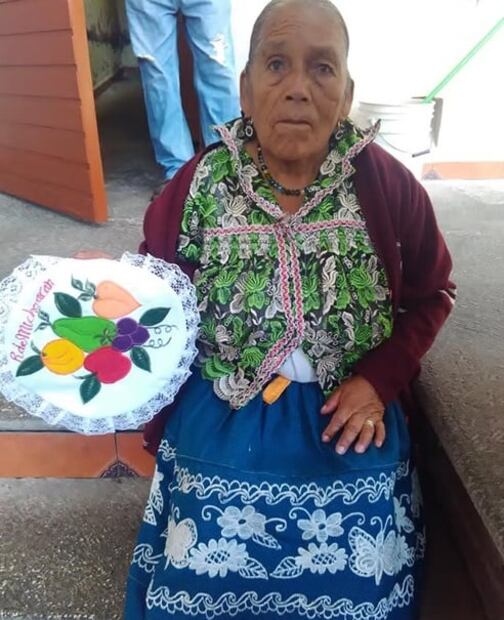 Lo que hay detrás de la artesana y sus servilletas que conmueven a las redes