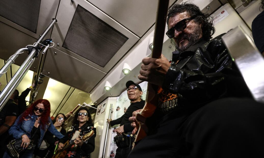 Alex Lora sorprende a usuarios del Suburbano con mini concierto. Foto: Gabriel Pano/EL UNIVERSAL