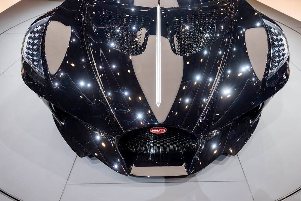 El nuevo modelo de Bugatti La voiture Noire (el auto negro) es presentado en el 89no Salón Internacional del Automóvil" en Ginebra, Suiza. Es el auto más caro de la historia (Martial Trezzini/Keystone via AP)