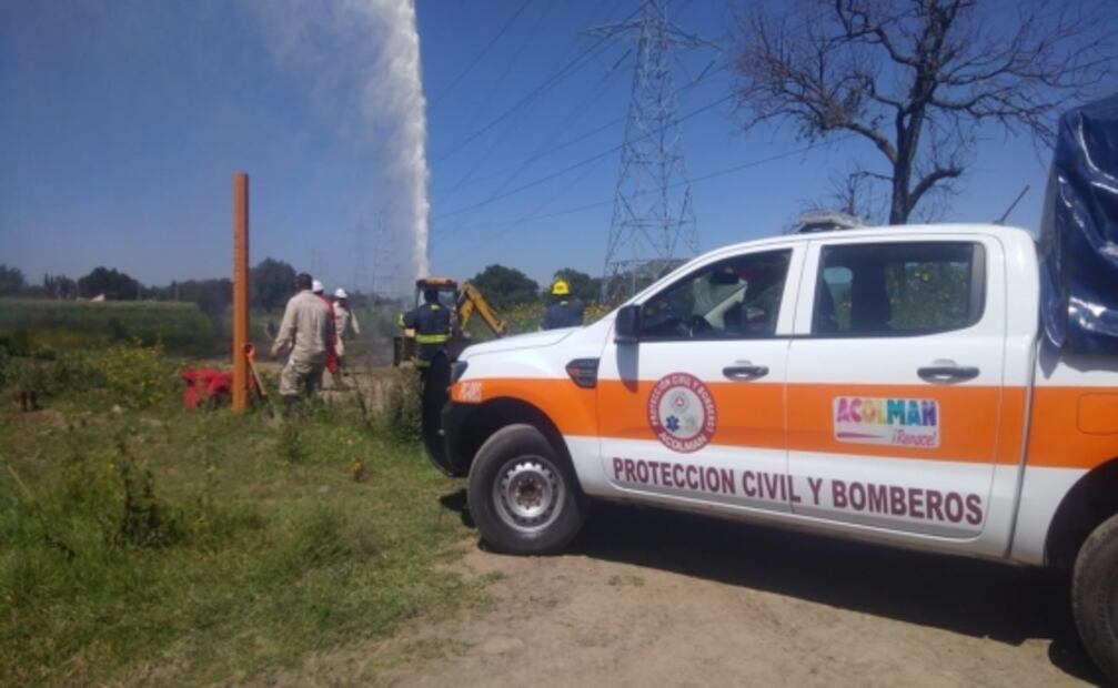 Registran fuga de gasolina en ducto de Pemex en Acolman