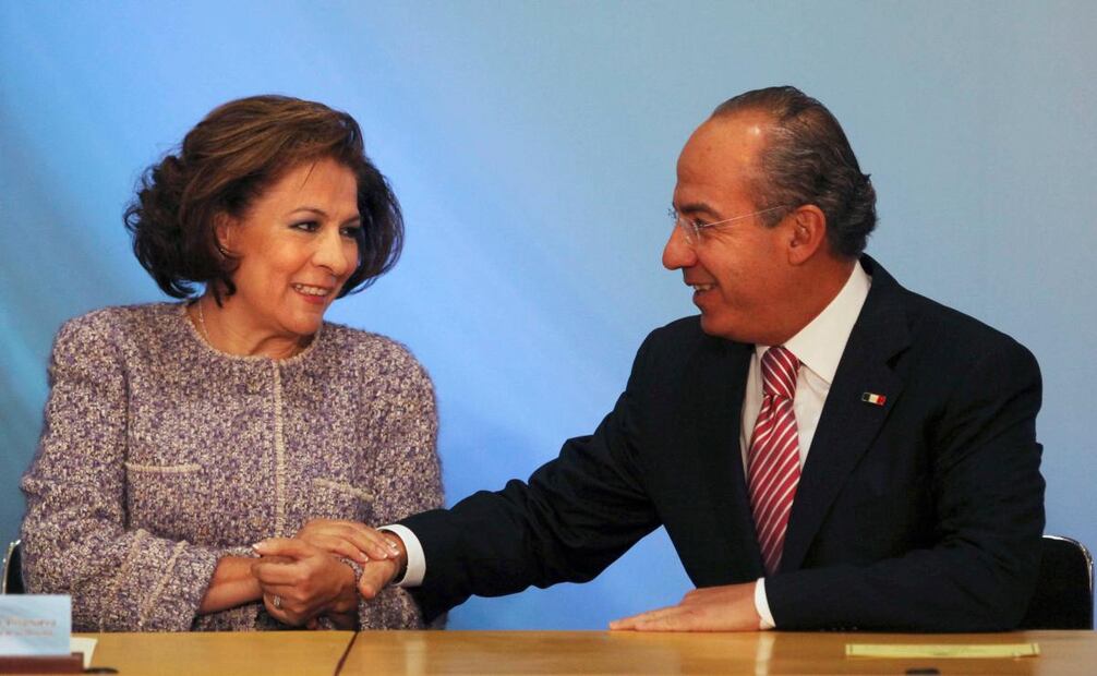 Isabel Miranda de Wallace, ganadora del Premio Nacional de Derechos Humanos 2010 de México, habla con el presidente Felipe Calderón durante la ceremonia de entrega de premios en la Ciudad de México, el miércoles 15 de diciembre de 2010. Foto: AP