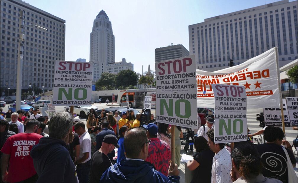 Decenas de personas protesta afuera de un edificio federal luego de que las autoridades federales de inmigración llevaron a cabo un operativo migratorio en Los Ángeles, el viernes 6 de junio de 2025. Foto: AP