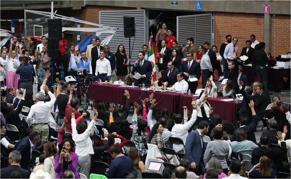 Continúa la discusión Diputados de la reforma judicial en el deportivo Magdalena Mixuhca. Foto: Diego Simón/EL UNIVERSAL