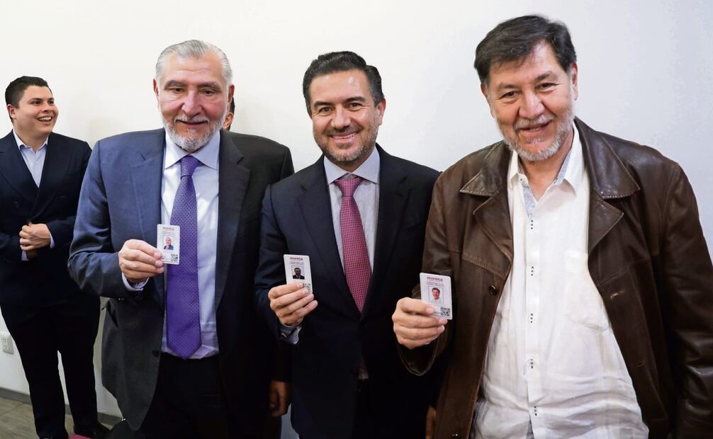 Adán Augusto López, presidente de la Junta de Coordinación Política del Senado, y Gerardo Fernández Noroña, titular de la Mesa Directiva, le entregaron a Miguel Ángel Yunes Márquez (centro) su credencial como integrante de Morena. (19/02/2025) Foto: Carlos Mejía | El Universal