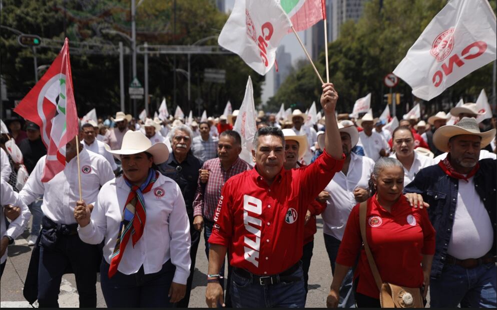 Marcha Alito Moreno y simpatizantes de la Confederación Nacional Campesina sobre paseo de la Reforma rumbo al Senado. Foto: Diego Simón / EL UNIVERSAL.