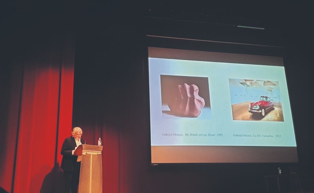 El historiador de arte Benjamin Buchloh dictó la conferencia “La escultura entre el espectáculo y el valor de uso”. Foto: de Frida Juárez. El Universal