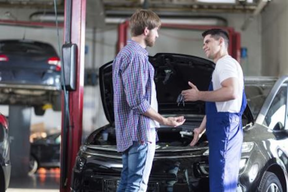 Reparaciones de autos en agencia. Foto: Freepik