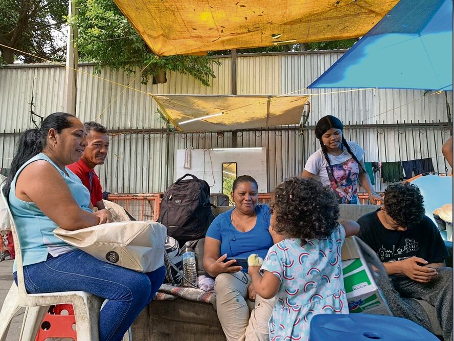 Cerca del Metro Candelaria migrantes viven en un campamento en condiciones de hacinamiento mientras esperan su trámite en la Comar. Foto: Alberto González | El Universal