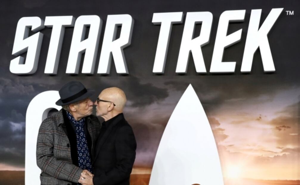 Ian McKellen "pide matrimonio" a Patrick Stewart y se besan