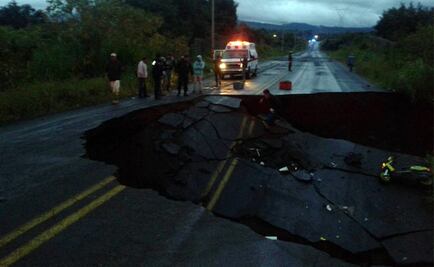 Colapsa carretera en Michoacán; hay dos heridos