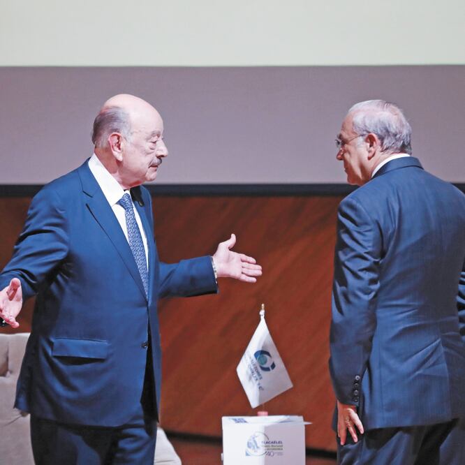 Julio A. Millán, presidente de Consultores Internacionales, saluda a José Á n gel Gurría, secretario general de la OCDE, en la entrega del Premio Tlacaélel 201 8. (ALEJANDRA LEYVA. EL UNIVERSAL)