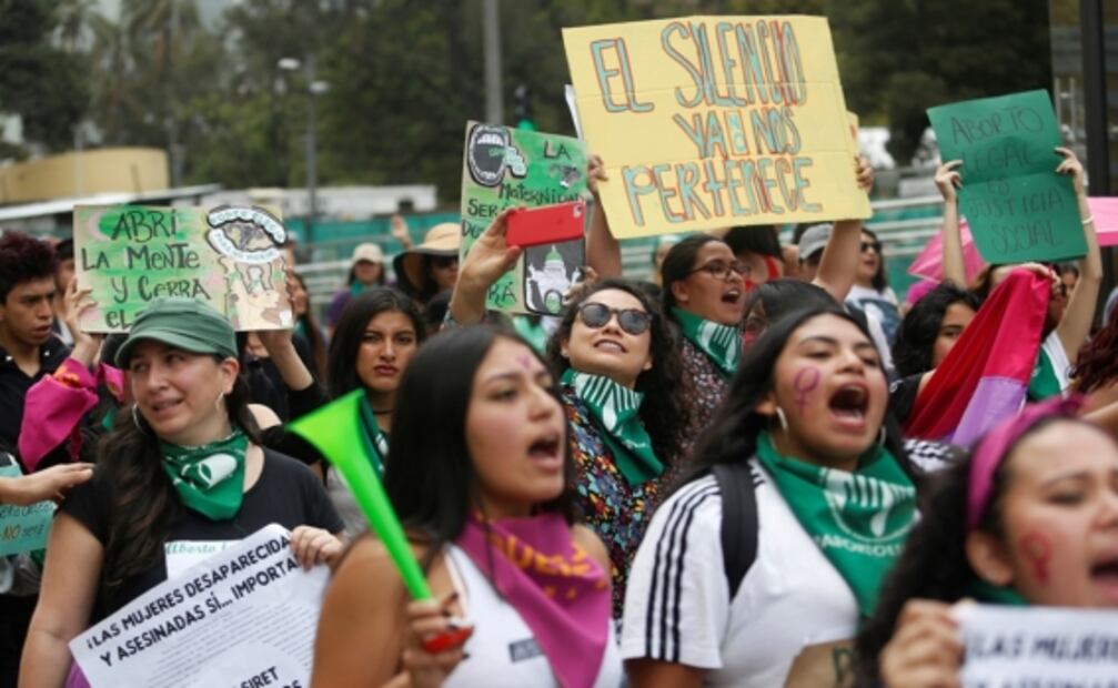 Cientos de mujeres marchan  por la despenalización del aborto en Ecuador 